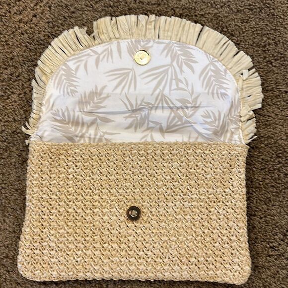 CLUTCH by NORTH SHORE FEATURES FRAYED TASSEL AND A BEAUTIFUL TROPICAL LINER NWT - Picture 4 of 4